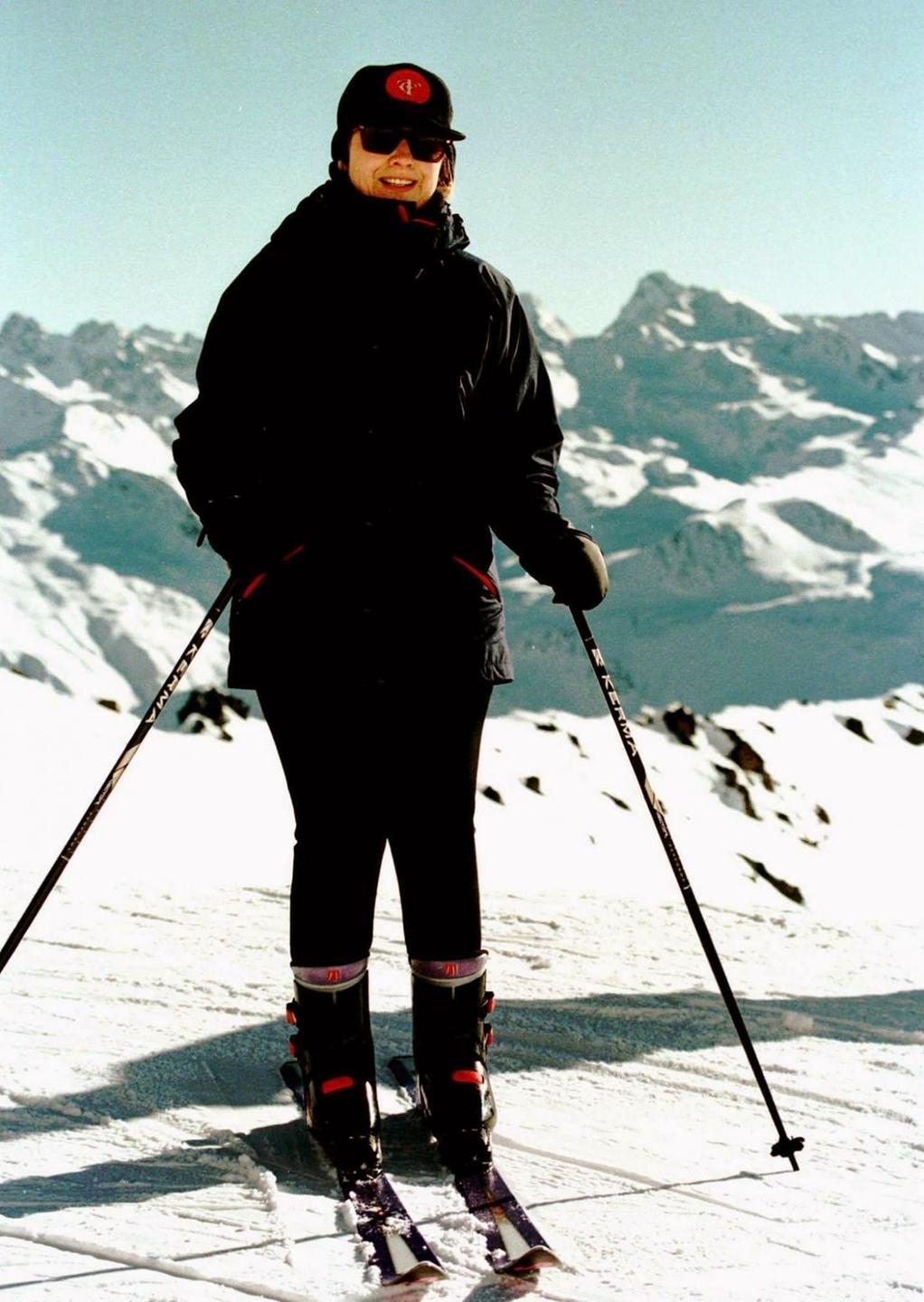 Die amerikanische First Lady Hillary Clinton am 3.2.1998 auf Skiern in den Schweizer Alpen.
