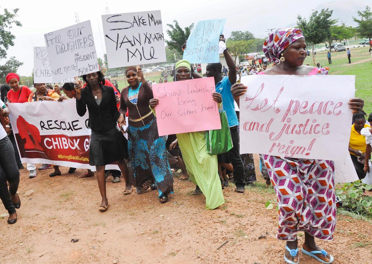 In Nigeria demonstrieren Angehörige für die Freilassung der entführten Mädchen. In Nigeria demonstrieren Angehörige für die Freilassung der entführten Mädchen.