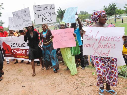 In Nigeria demonstrieren Angehörige für die Freilassung der entführten Mädchen.