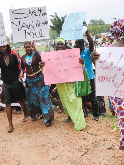 In Nigeria demonstrieren Angehörige für die Freilassung der entführten Mädchen.