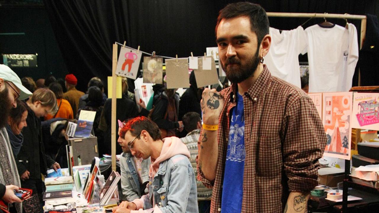 Der russische Grafikkünstler Georgy Elaev an seinem Stand auf dem Festival "Millionaires Club" in Leipzig. Der russische Grafikkünstler Georgy Elaev an seinem Stand auf dem Festival "Millionaires Club" in Leipzig.