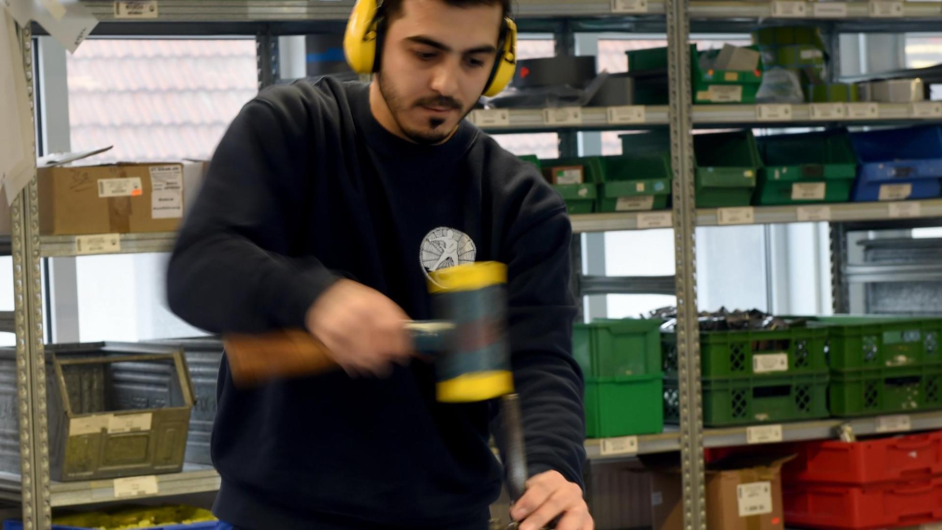 Syrischer Flüchtling arbeitet in einer Werkstatt. Syrischer Flüchtling arbeitet in einer Werkstatt.