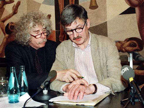 Christoph Hein, rechts, und Johano Strasser, links, während der Konstituierung des Präsidiums des P.E.N.-Zentrums Deutschland Christoph Hein, rechts, und Johano Strasser, links, während der Konstituierung des Präsidiums des P.E.N.-Zentrums Deutschland