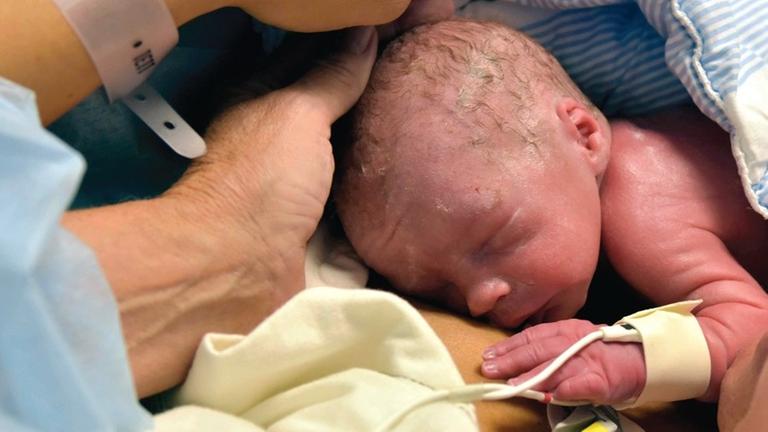 Uterus-Transplantation: Das neugeborene Baby Vincent kurz nach der Geburt im September 2014