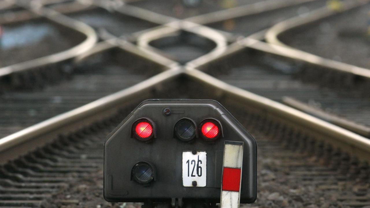 Ein rotes Signal leuchtet vor einer Weiche. Ein rotes Signal leuchtet vor einer Weiche.