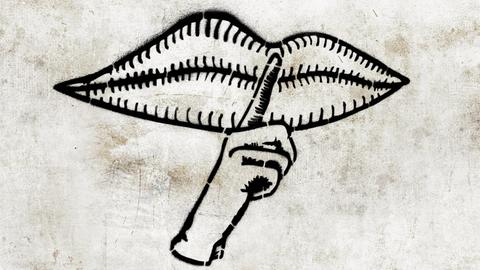 Ein schwarzes Graffiti an einer Wand. Ein Zeigefinger legt sich auf geschlossene Lippen. (Symbolbild)