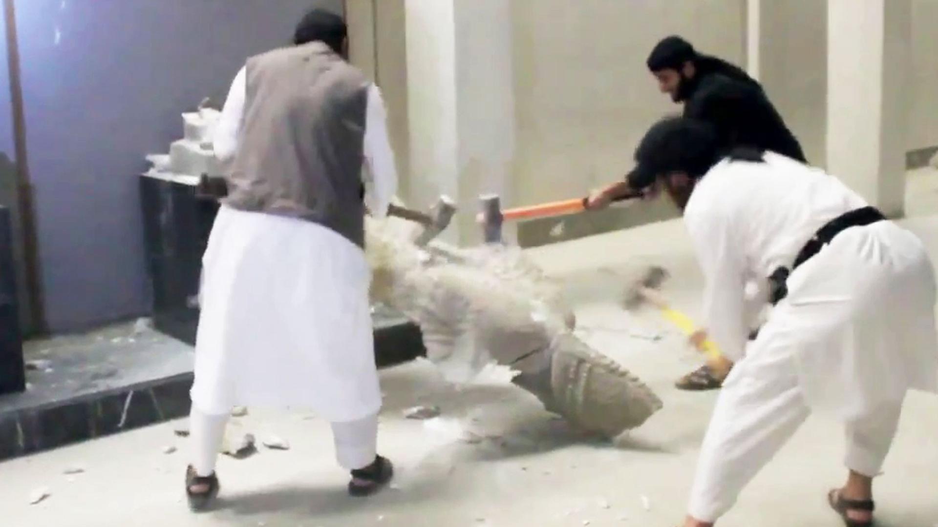 Screenshot aus einem Video, das von der Terrormiliz Islamischer Staat (IS) veröffentlicht wurde und das zeigen soll, wie IS-Anhänger im Museum von Mossul Statuen zerstören.