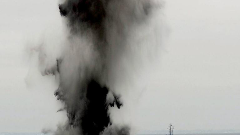 Die kontrollierte Sprengung einer Mine reißt eine Wasserfontäne in die Höhe. Die kontrollierte Sprengung einer Mine reißt eine Wasserfontäne in die Höhe.