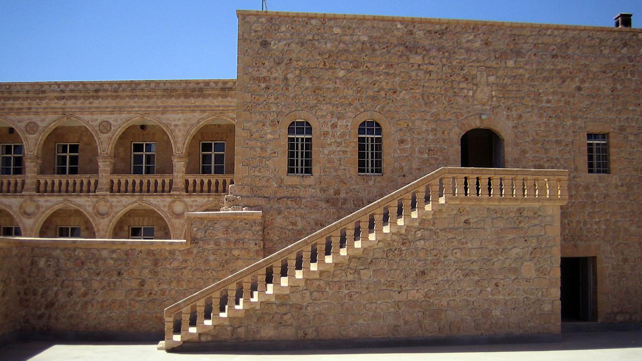 Das Kloster Mor Gabriel im Südosten Anatoliens ist das geistige Zentrum der aramäisch sprechenden christlichen Minderheit. Auch in dem Dorf Kafro sollen sakrale Bauten in neuem Glanz erstrahlen. Das Kloster Mor Gabriel im Südosten Anatoliens ist das geistige Zentrum der aramäisch sprechenden christlichen Minderheit. Auch in dem Dorf Kafro sollen sakrale Bauten in neuem Glanz erstrahlen.