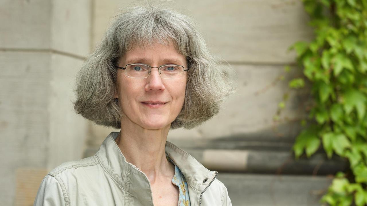 Ursula Hartwieg posiert für ein Pressefoto. Ursula Hartwieg posiert für ein Pressefoto.