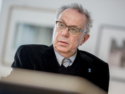 Dieter Kosslick, Direktor der Internationalen Filmfestspiele Berlin, in seinem Büro. Vom 11. bis zum 21.02.2016 findet das Filmfestival am Potsdamer Platz statt.