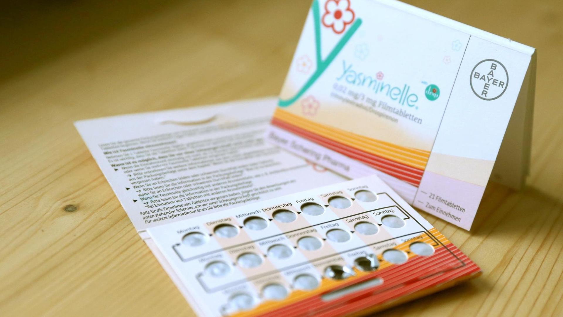Eine Packung der vom Pharma-Konzern Bayer AG vertriebenen und wegen angeblicher Nebenwirkungen umstrittenen Verhütungspille Yasminelle Eine Packung der vom Pharma-Konzern Bayer AG vertriebenen und wegen angeblicher Nebenwirkungen umstrittenen Verhütungspille Yasminelle