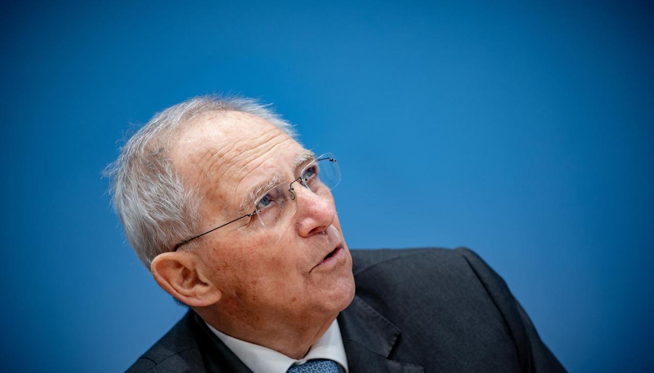 Wolfgang Schäuble (CDU), Bundestagspräsident und Schirmherr des Bürgerrats, nimmt an der Pressekonferenz des Bürgerrats zu "Deutschlands Rolle in der Welt“ teil. Wolfgang Schäuble (CDU), Bundestagspräsident und Schirmherr des Bürgerrats, nimmt an der Pressekonferenz des Bürgerrats zu "Deutschlands Rolle in der Welt“ teil.