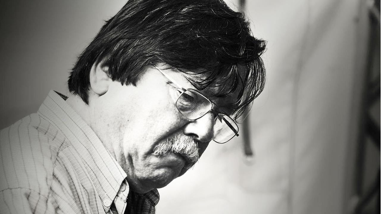 Der Pianist Joachim Bärenz sitzt am Klavier, blickt auf die Tasten. Der Pianist Joachim Bärenz sitzt am Klavier, blickt auf die Tasten.