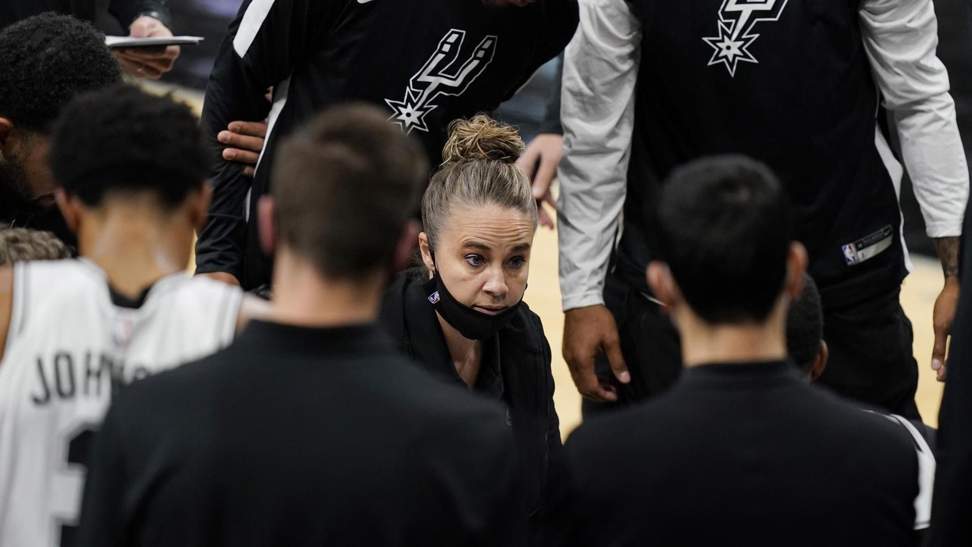 Co-Trainerin Becky Hammon gibt bei ihrem ersten Match als Trainerin Anweisungen. Co-Trainerin Becky Hammon gibt bei ihrem ersten Match als Trainerin Anweisungen.