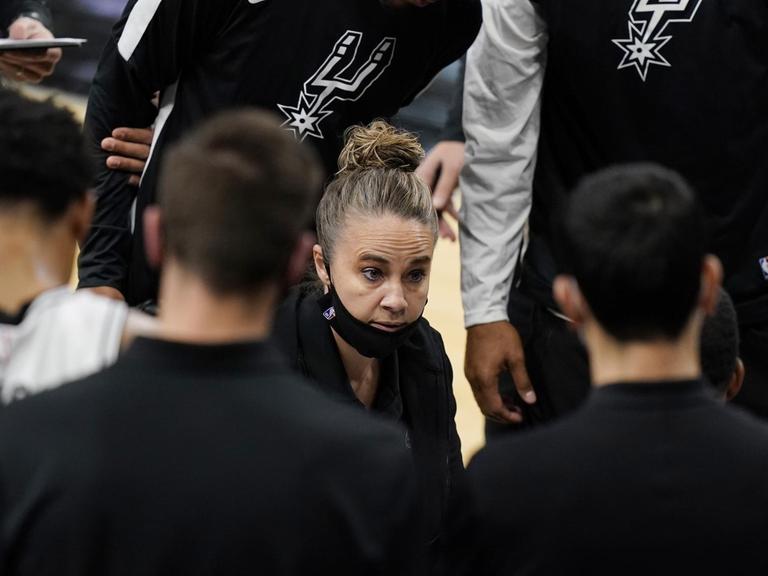 Co-Trainerin Becky Hammon gibt bei ihrem ersten Match als Trainerin Anweisungen.