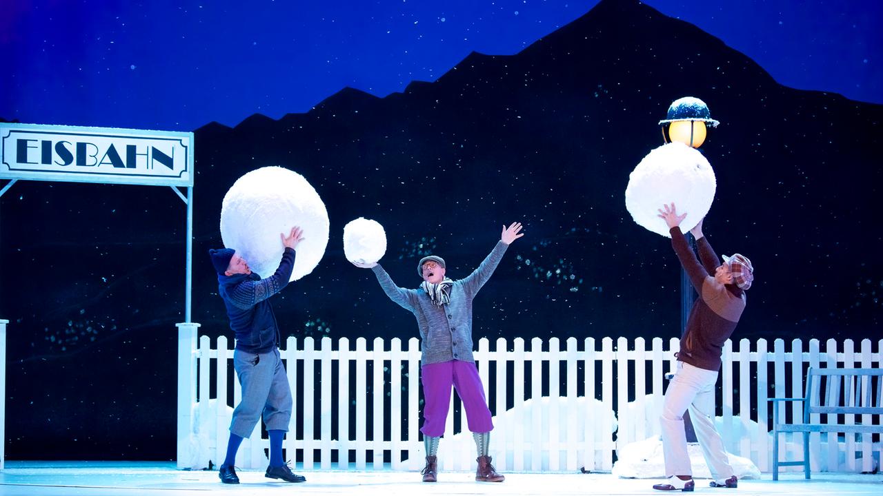 Die Darsteller Armin Kahl (Dr. Fritz Hagedorn), Erwin Windegger (Eduard Tobler) und Alexander Franzen (Johann Kesselhuth) als "Drei Männer im Schnee" nach Erich Kästner im Münchner Gärtnerplatztheater Die Darsteller Armin Kahl (Dr. Fritz Hagedorn), Erwin Windegger (Eduard Tobler) und Alexander Franzen (Johann Kesselhuth) als "Drei Männer im Schnee" nach Erich Kästner im Münchner Gärtnerplatztheater