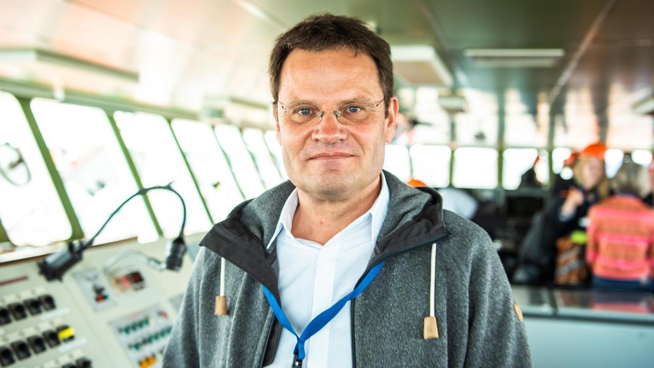 Markus Rex auf der Kommandobrücke des Forschungsschiffs "Polarstern" Markus Rex auf der Kommandobrücke des Forschungsschiffs "Polarstern"