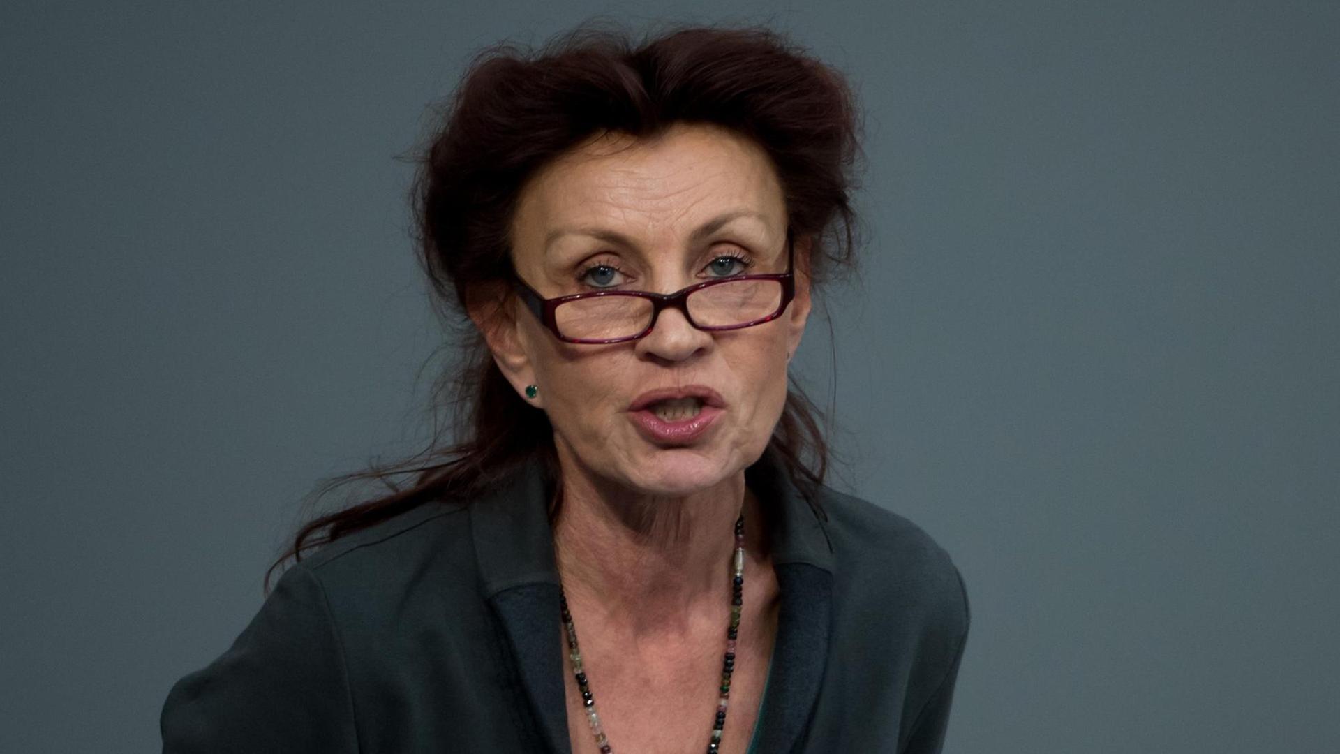 Ulla Jelpke (Die Linke) spricht im Bundestag. Ulla Jelpke (Die Linke) spricht im Bundestag.