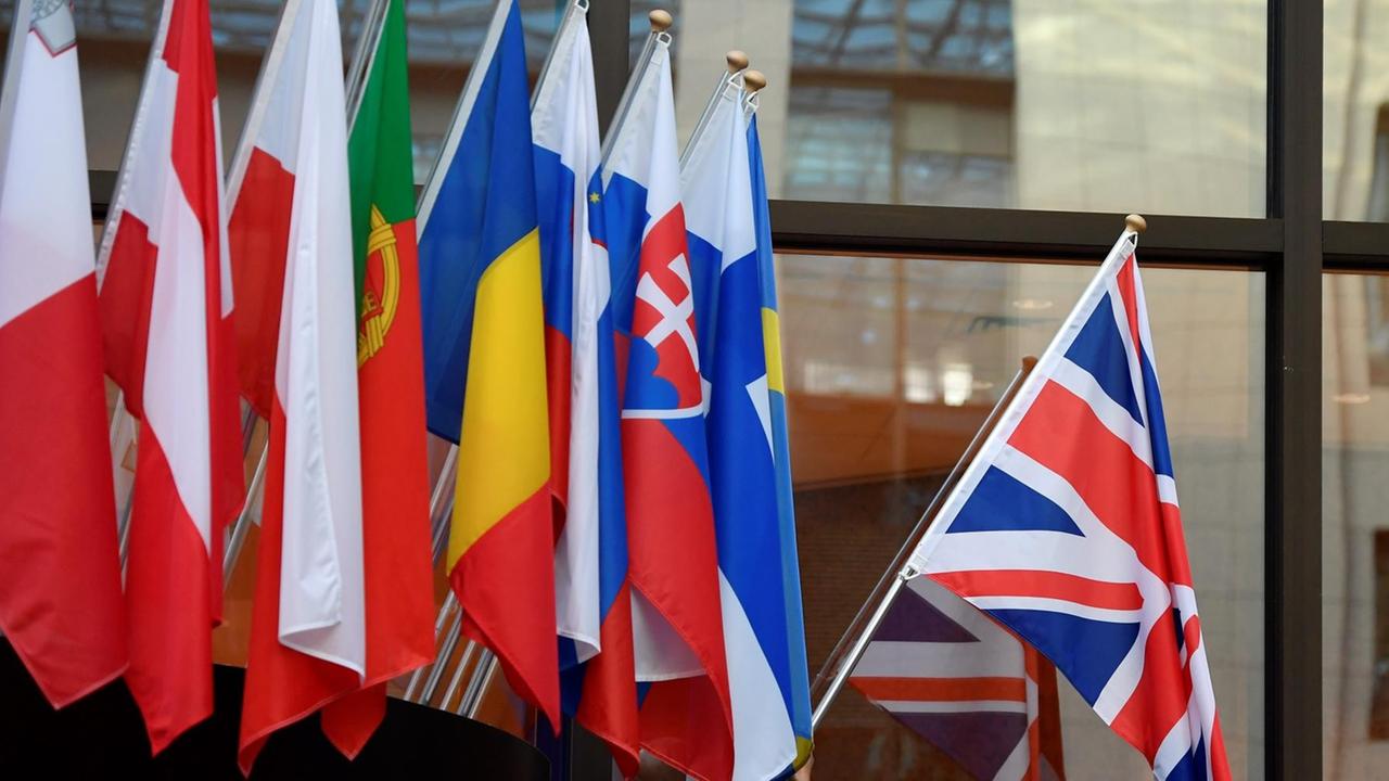 Ein Mitarbeiter stellt am EU-Gebäude in Brüssel einen Union Jack neben die Flaggen der übrigen EU-Staaten. Ein Mitarbeiter stellt am EU-Gebäude in Brüssel einen Union Jack neben die Flaggen der übrigen EU-Staaten.