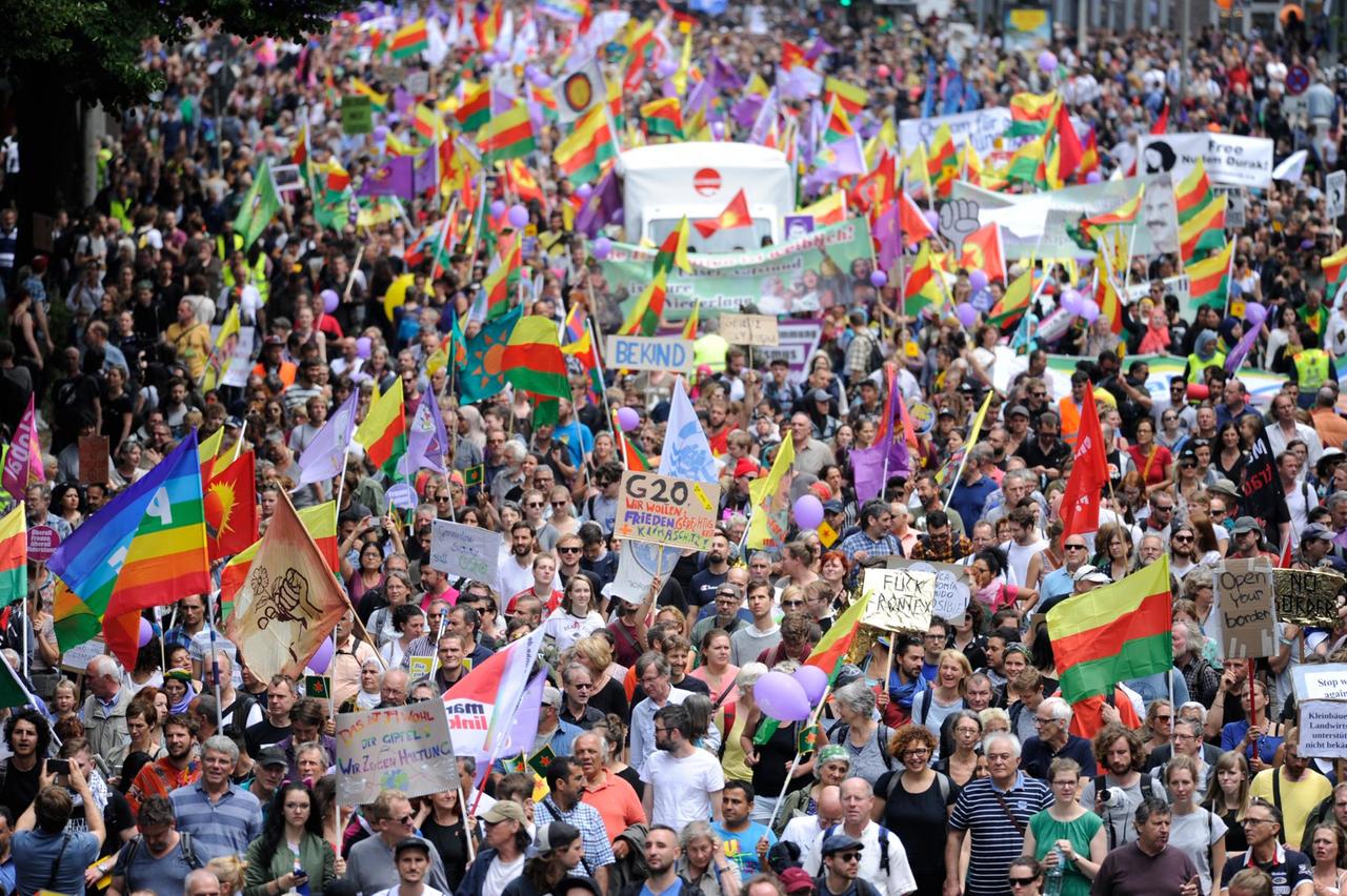 Ein Blick auf die Demonstrationsteilnehme, die viele bunte Fahnen und Banner tragen. Ein Blick auf die Demonstrationsteilnehme, die viele bunte Fahnen und Banner tragen.