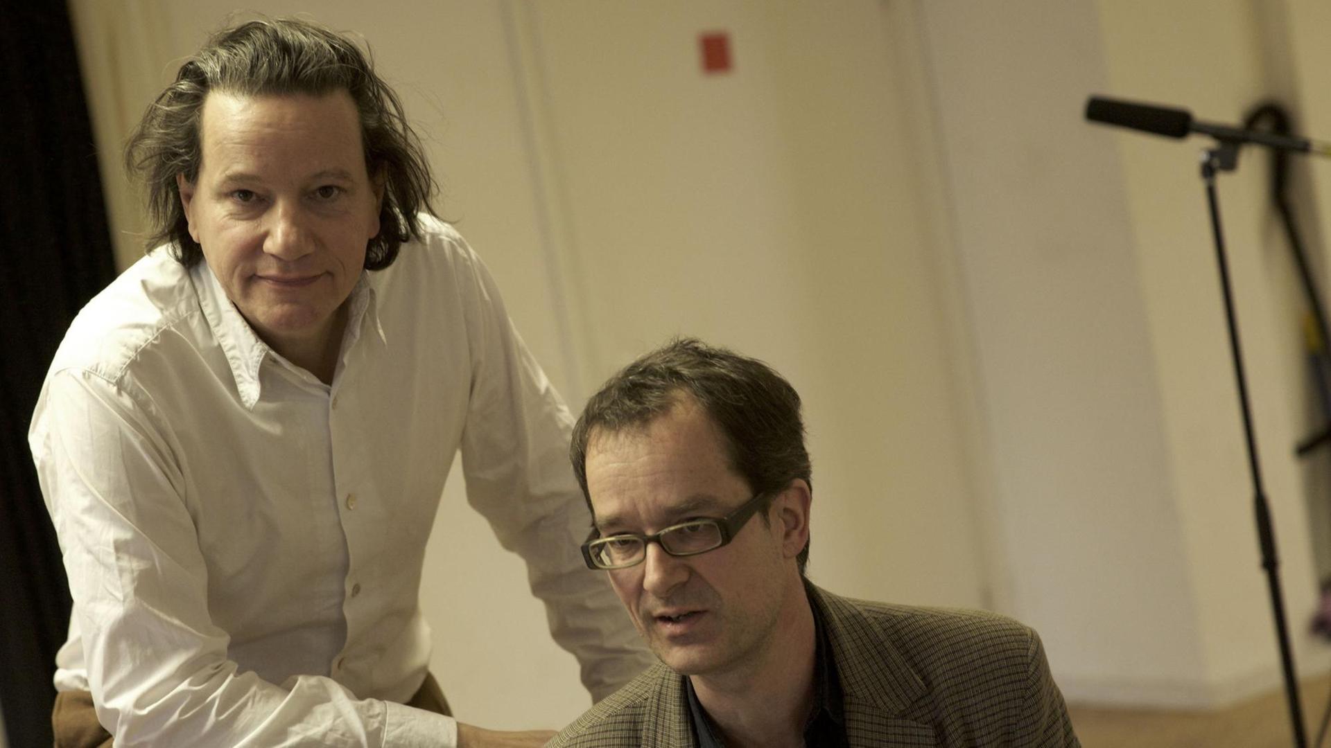 Arrangeur Marcel Daemgen und Sänger Oliver Augst im schallarmen Studio des Deutschlandfunk Arrangeur Marcel Daemgen und Sänger Oliver Augst im schallarmen Studio des Deutschlandfunk