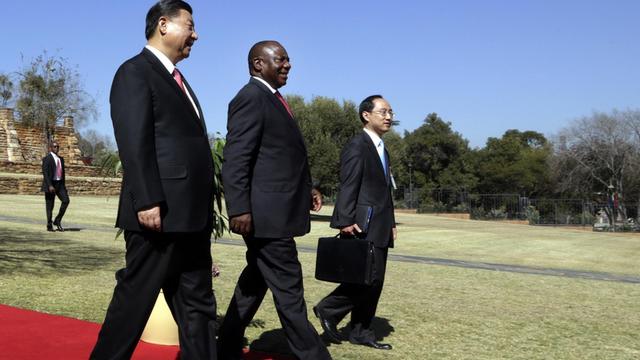 Chinas Präsident Xi Jinping (l.) mit Südafrikas Präsident Cyril Ramaphosa (m.) in Pretoria