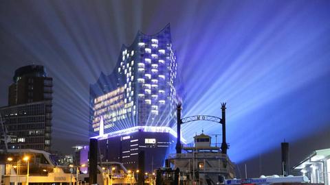 Während des Eröffnungskonzerts wird am 11.01.2017 am Hafen in Hamburg die Elbphilharmonie illuminiert