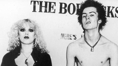 Bassist Sid Vicious, Sex Pistols, mit Freundin Nancy Spungen (links)