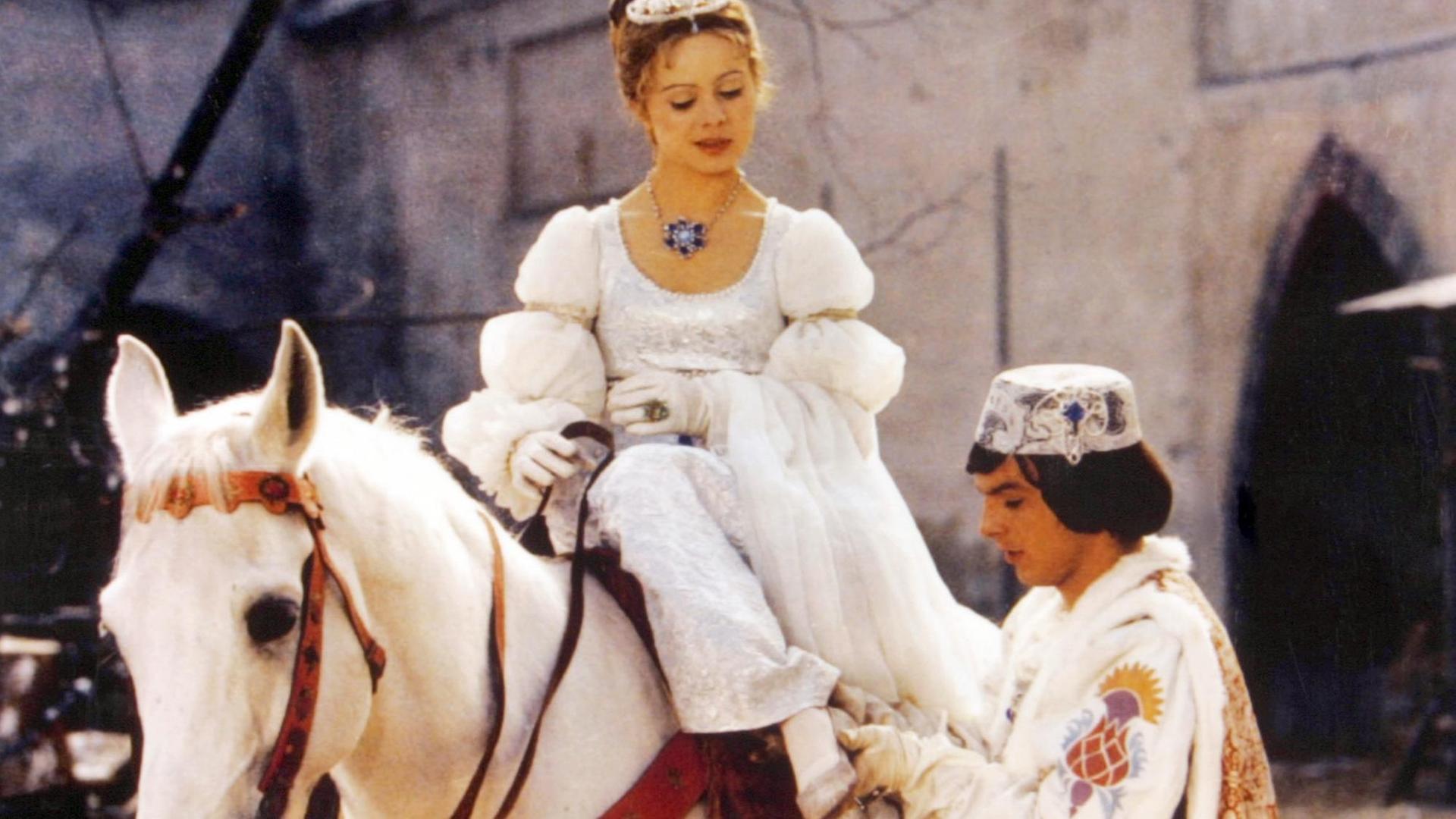 Libuše Šafránková sitzt auf einem weißen Pferd - sie spielte das Aschenbrödel im Film "Drei Haselnüsse für Aschenbrödel" Libuše Šafránková sitzt auf einem weißen Pferd - sie spielte das Aschenbrödel im Film "Drei Haselnüsse für Aschenbrödel"