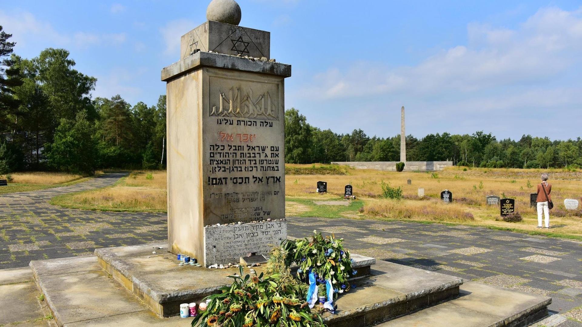 Gedenkstein in der Gedenkstätte für das Konzentrationslager Bergen-Belsen in Niedersachsen Gedenkstein in der Gedenkstätte für das Konzentrationslager Bergen-Belsen in Niedersachsen