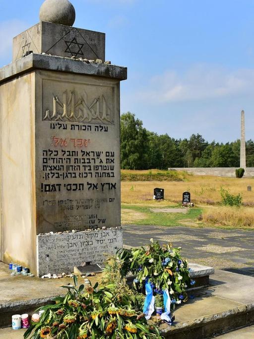 Gedenkstein in der Gedenkstätte für das Konzentrationslager Bergen-Belsen in Niedersachsen