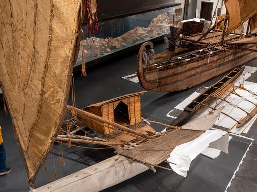 Südseeboote in einem Ausstellungsraum des Humboldt Forums