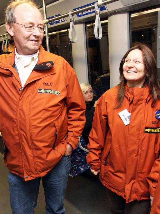 Drei Mitglieder der Initiative Nachtwanderer sind am 5.6.2010 unterwegs in einer Bremer Straßenbahn.