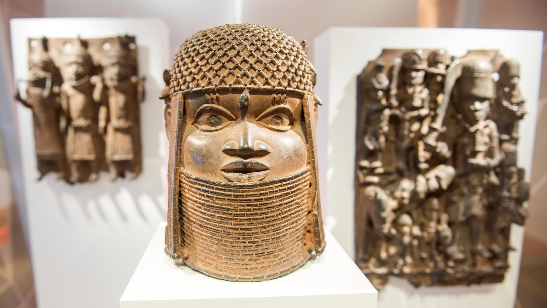 Benin-Bronzen sind im Hamburger Museum für Kunst und Gewerbe in einer Vitrine ausgestellt.