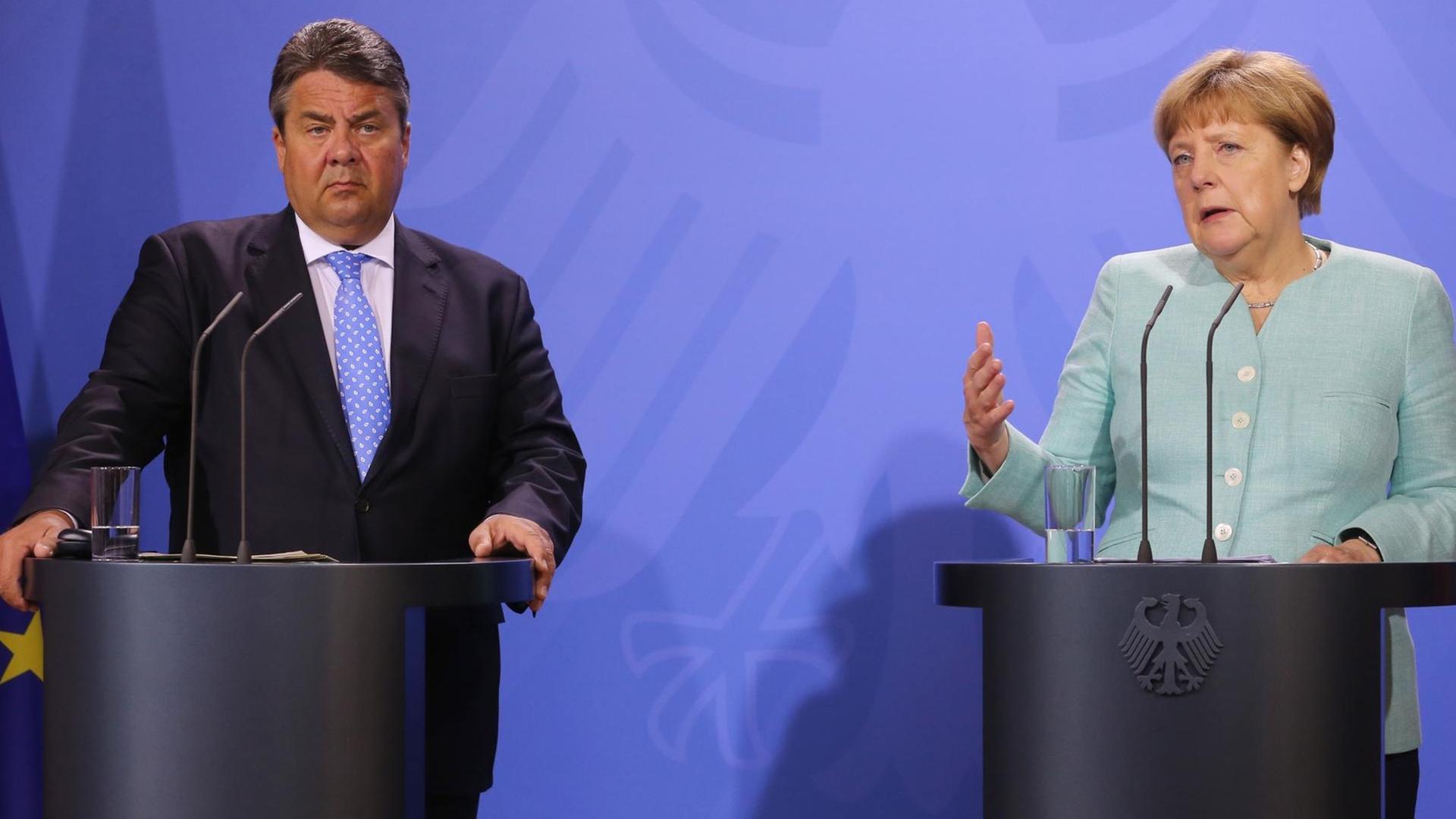 Bundeskanzlerin Angela Merkel (CDU) und SPD-Chef Sigmar Gabriel nach der Kabinettsklausur in Meseberg