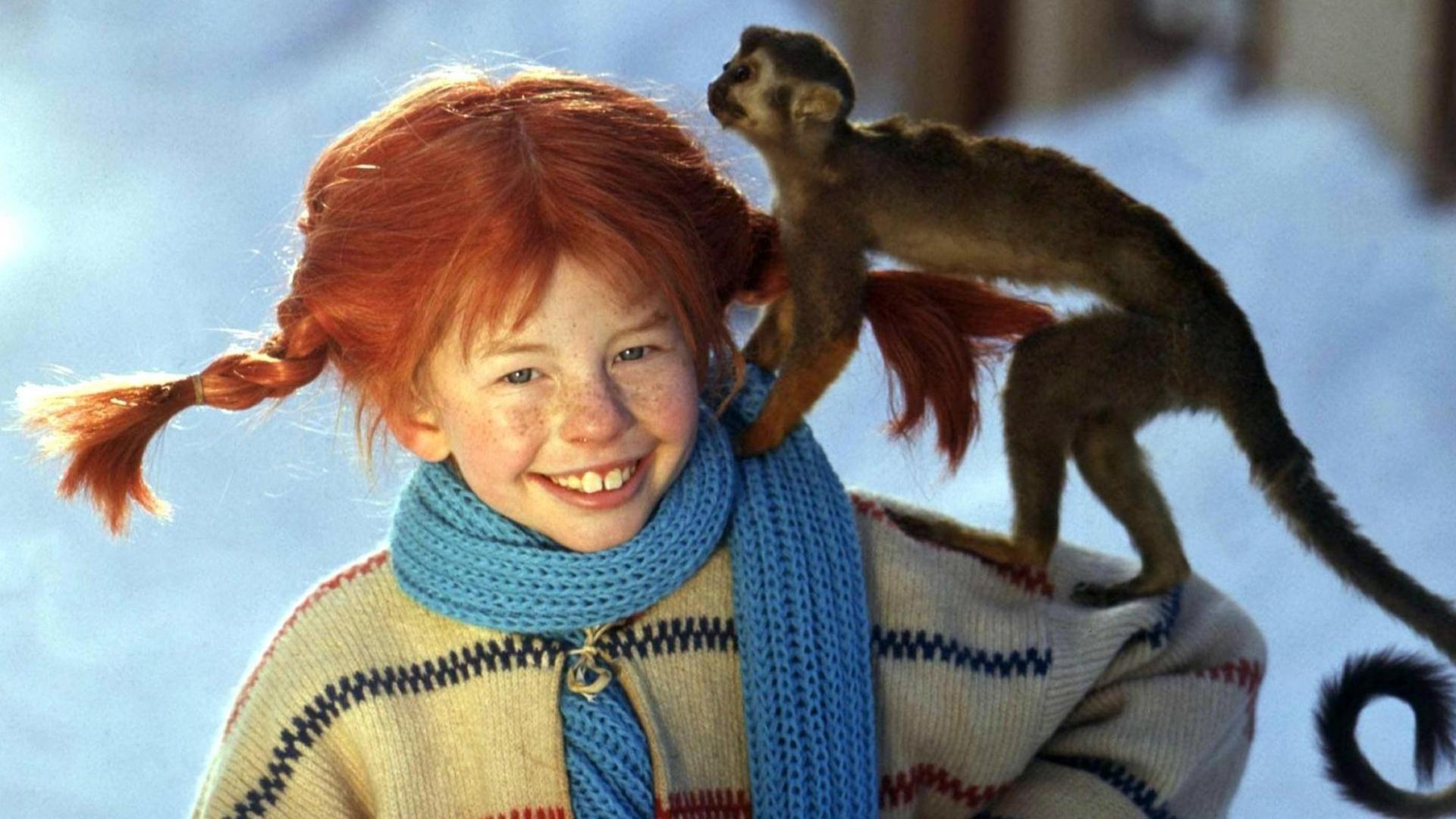 Lächelnd trägt die Schauspielerin Inger Nilsson in einem Film von 1968 als «Pippi Langstrumpf» an einem kalten Wintertag ihr Äffchen «Herr Nilsson» auf der Schulter spazieren (Szenenfoto von 1968). Lächelnd trägt die Schauspielerin Inger Nilsson in einem Film von 1968 als «Pippi Langstrumpf» an einem kalten Wintertag ihr Äffchen «Herr Nilsson» auf der Schulter spazieren (Szenenfoto von 1968).