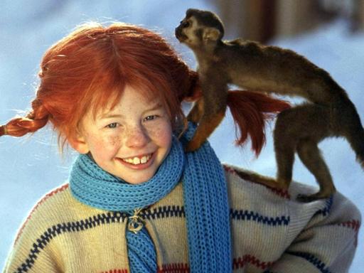 Lächelnd trägt die Schauspielerin Inger Nilsson in einem Film von 1968 als «Pippi Langstrumpf» an einem kalten Wintertag ihr Äffchen «Herr Nilsson» auf der Schulter spazieren (Szenenfoto von 1968).