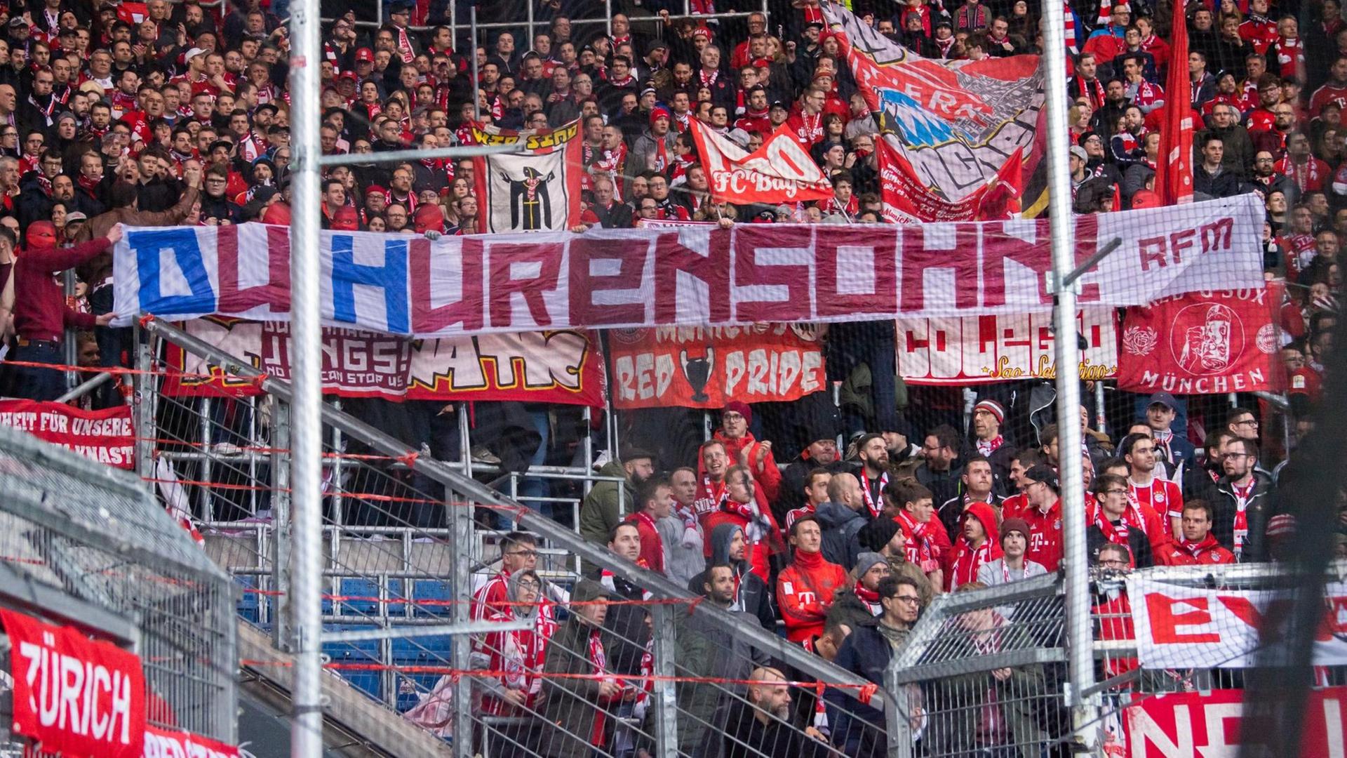 Fans des FC Bayern München halten ein Banner mit der Aufschrift "Du Hurensohn!" gegen Hopp.