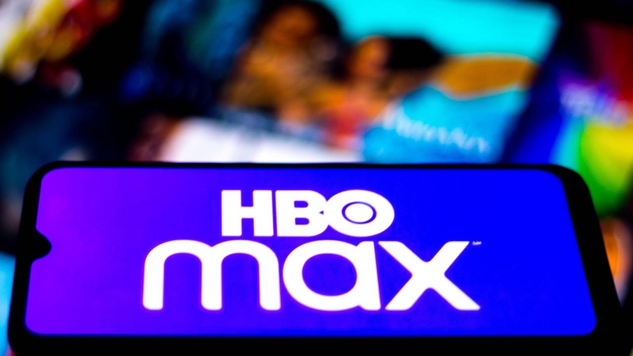 Auf einem Smartphone-Bildschirm ist das Logo von HBO max zu sehen.