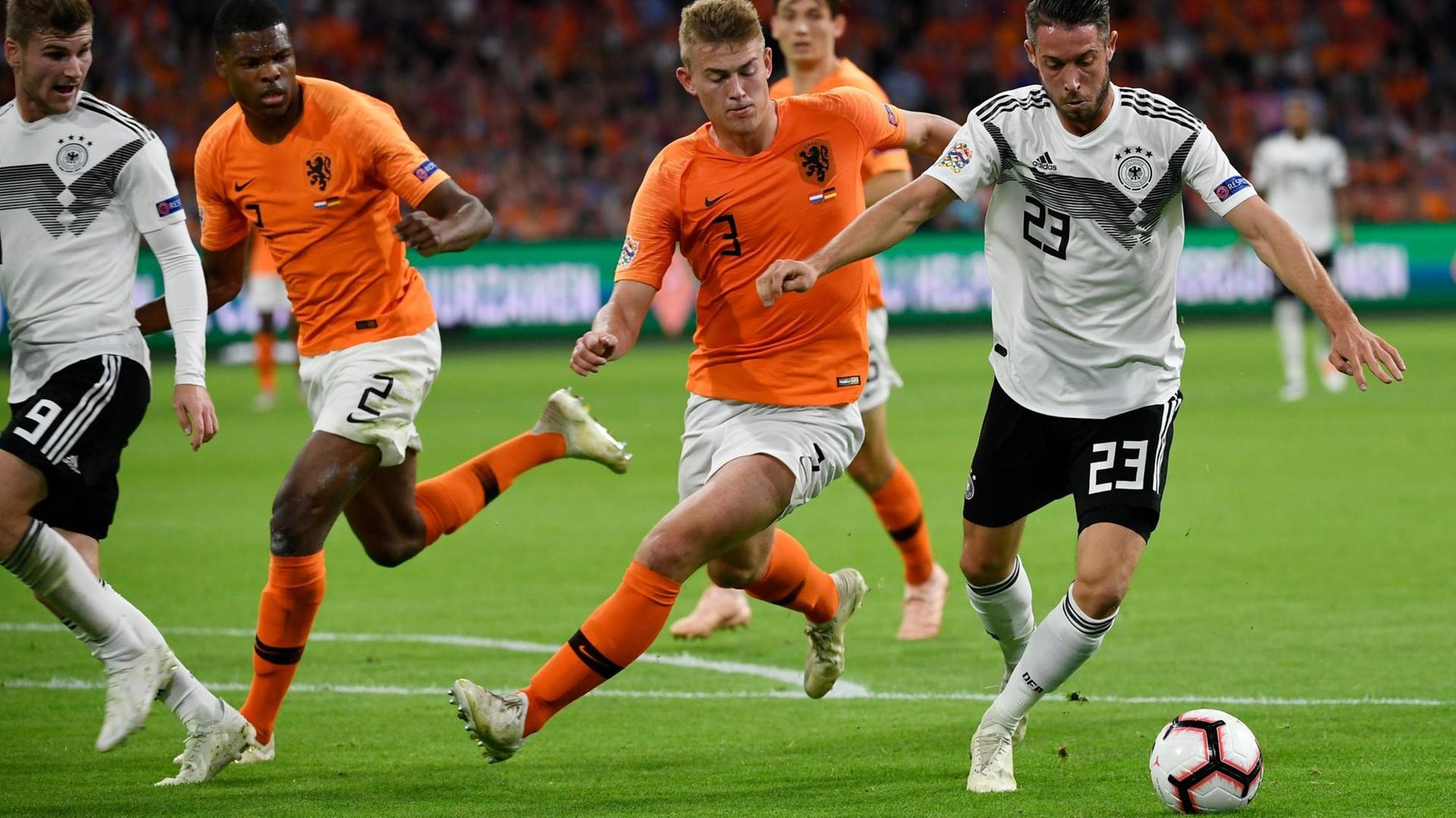 Das Bild zeigt eine Szne des Fußball-Nations-League-Spiels Niederlande gegen Deutschland. Mark Uth aus Deutschland und Matthijs de Ligt kämpfen um den Ball.