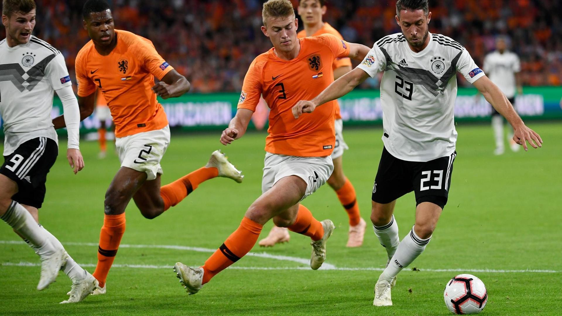 Das Bild zeigt eine Szne des Fußball-Nations-League-Spiels Niederlande gegen Deutschland. Mark Uth aus Deutschland und Matthijs de Ligt kämpfen um den Ball. Das Bild zeigt eine Szne des Fußball-Nations-League-Spiels Niederlande gegen Deutschland. Mark Uth aus Deutschland und Matthijs de Ligt kämpfen um den Ball.