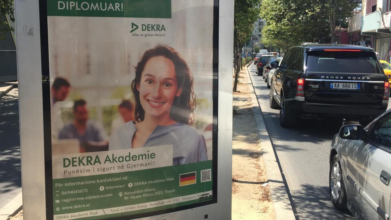 Werbe-Plakat für Jobs in Deutschland in Albanien. Werbe-Plakat für Jobs in Deutschland in Albanien.