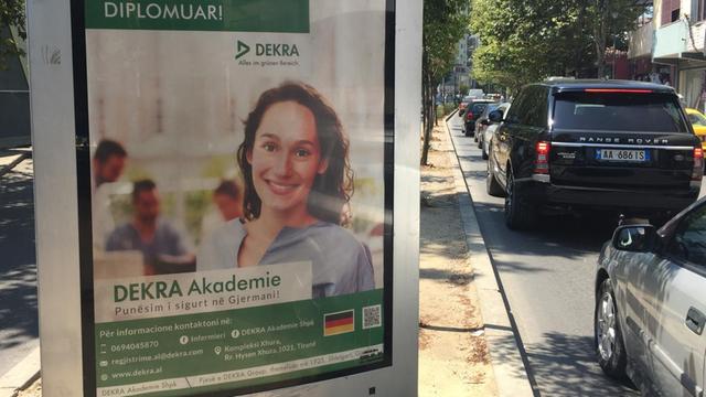 Werbe-Plakat für Jobs in Deutschland in Albanien.
