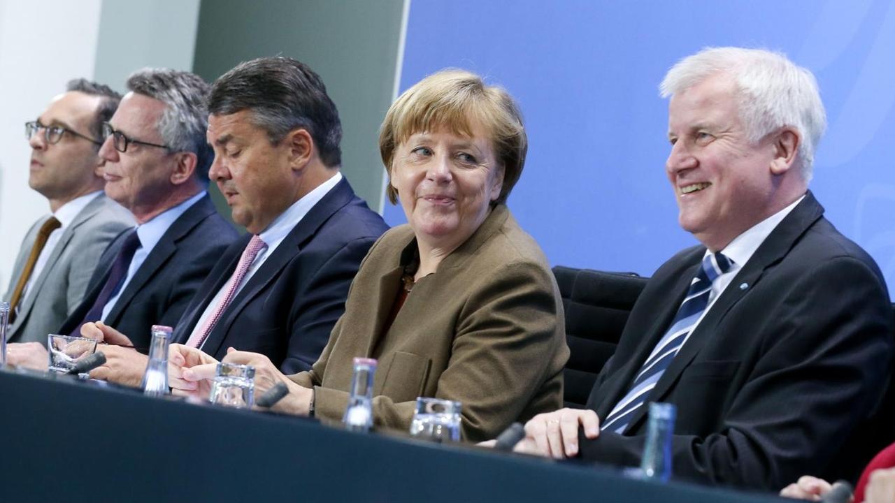 Bundekanzlerin Merkel, CSU-Chef Seehofer und die Minister Maas, de Maziere und Gabriel sitzen auf der PK-Bank. Merkel und Seehofer lächeln. Bundekanzlerin Merkel, CSU-Chef Seehofer und die Minister Maas, de Maziere und Gabriel sitzen auf der PK-Bank. Merkel und Seehofer lächeln.