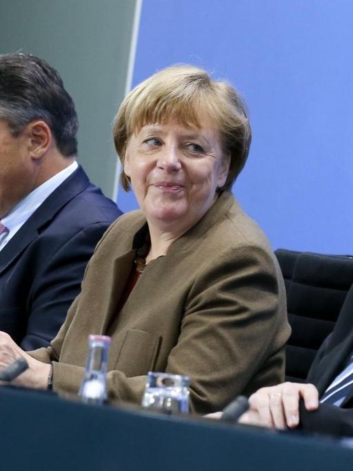 Bundekanzlerin Merkel, CSU-Chef Seehofer und die Minister Maas, de Maziere und Gabriel sitzen auf der PK-Bank. Merkel und Seehofer lächeln.