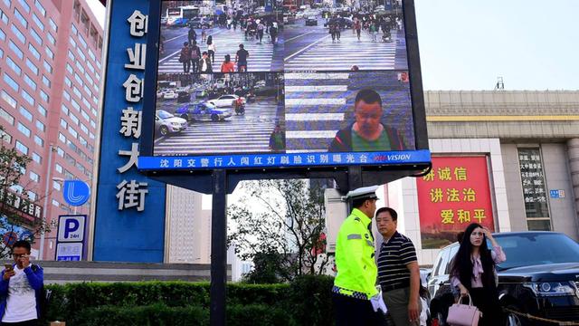 Ein Gesichtserkennungssystem in China. Es wird verwendet, um Fußgänger daran zu hindern, bei einer roten Ampel die Straße zu betreten. 