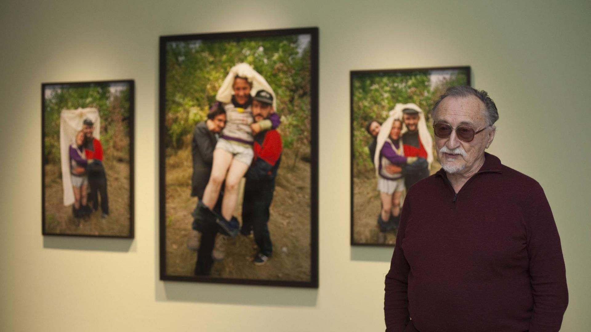 Der Fotograf Boris Mikhailov vor seinen Bildern Der Fotograf Boris Mikhailov vor seinen Bildern