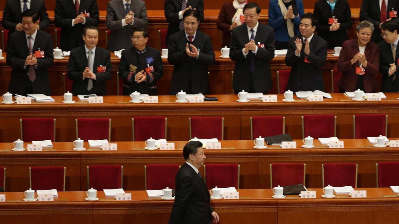 Chinas Präsident Xi Jinping trifft in der Sitzung des Volkskongresses ein.