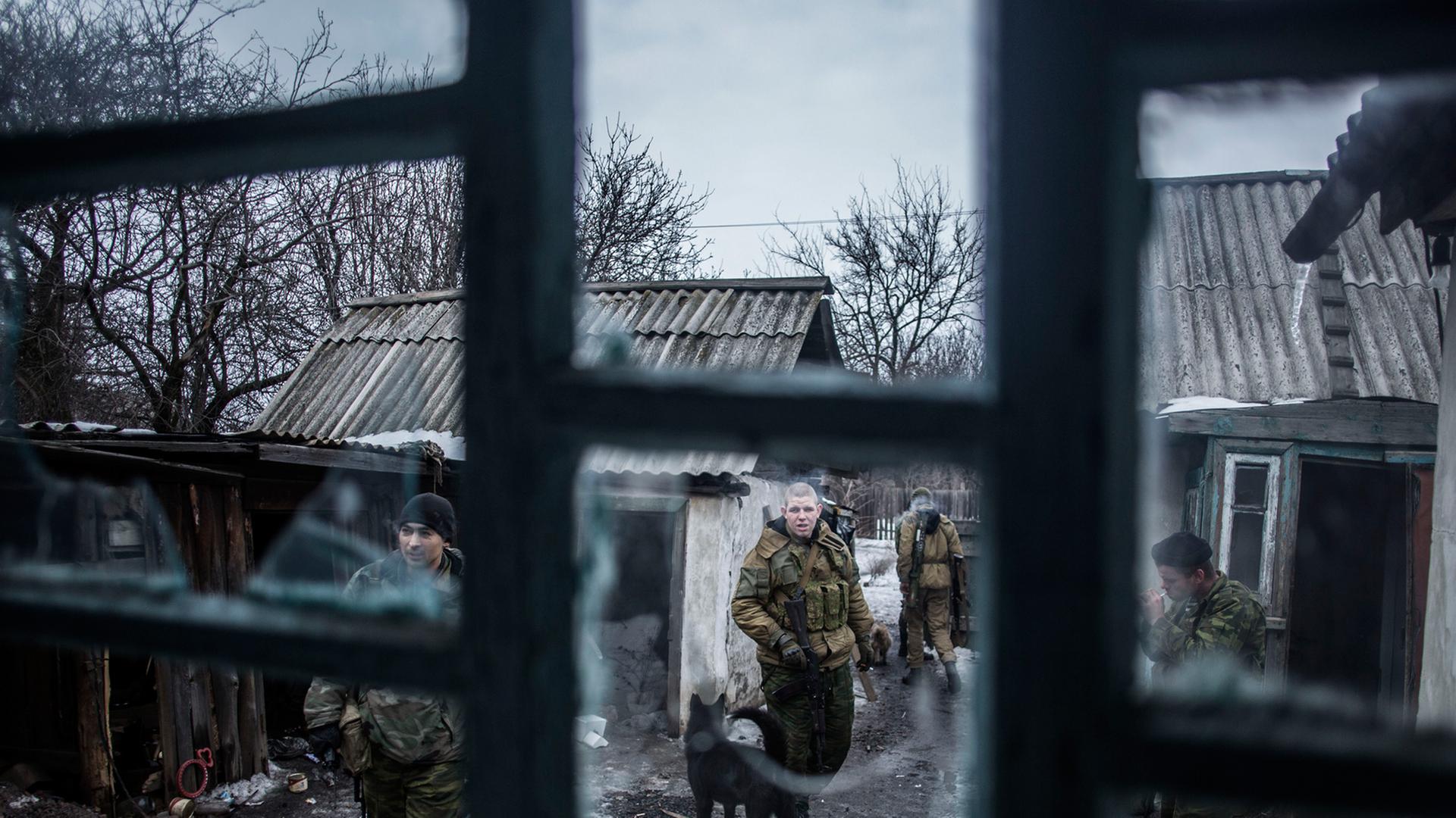 Pro-russische Separatisten auf Patrouille in der Region Donezk.